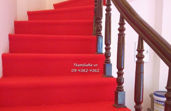 Thi công thảm cầu thang màu đỏ cho cơ sở làm đẹp SPa Hoàng Cầu