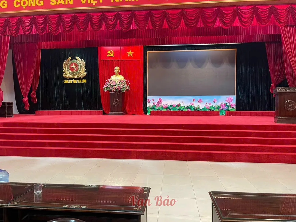 Trải thảm đỏ cho sân khấu hội trường, địa chỉ ở cơ quan công an tỉnh Thái Bình