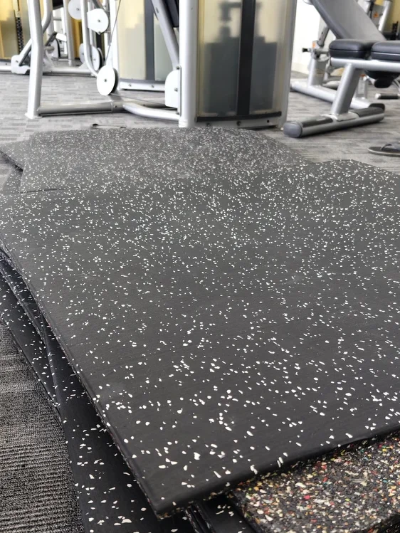 Thảm cao su phòng Gym dạng tấm thi công tại công trình