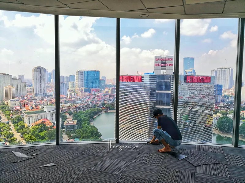 Thi công thảm tấm trải sàn văn phòng