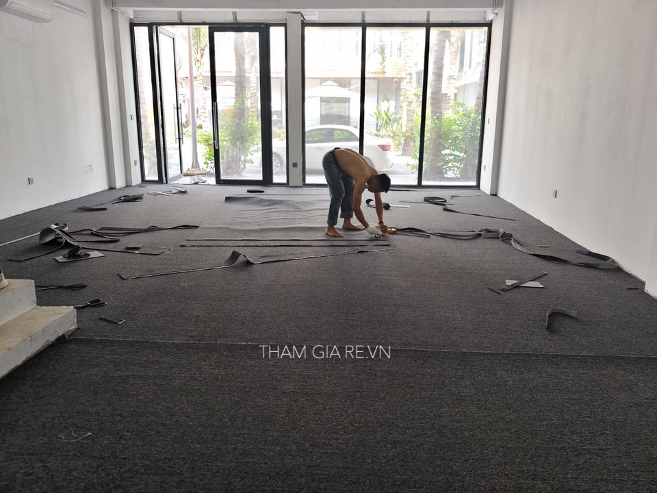 Thi công thảm cuộn văn phòng màu ghi