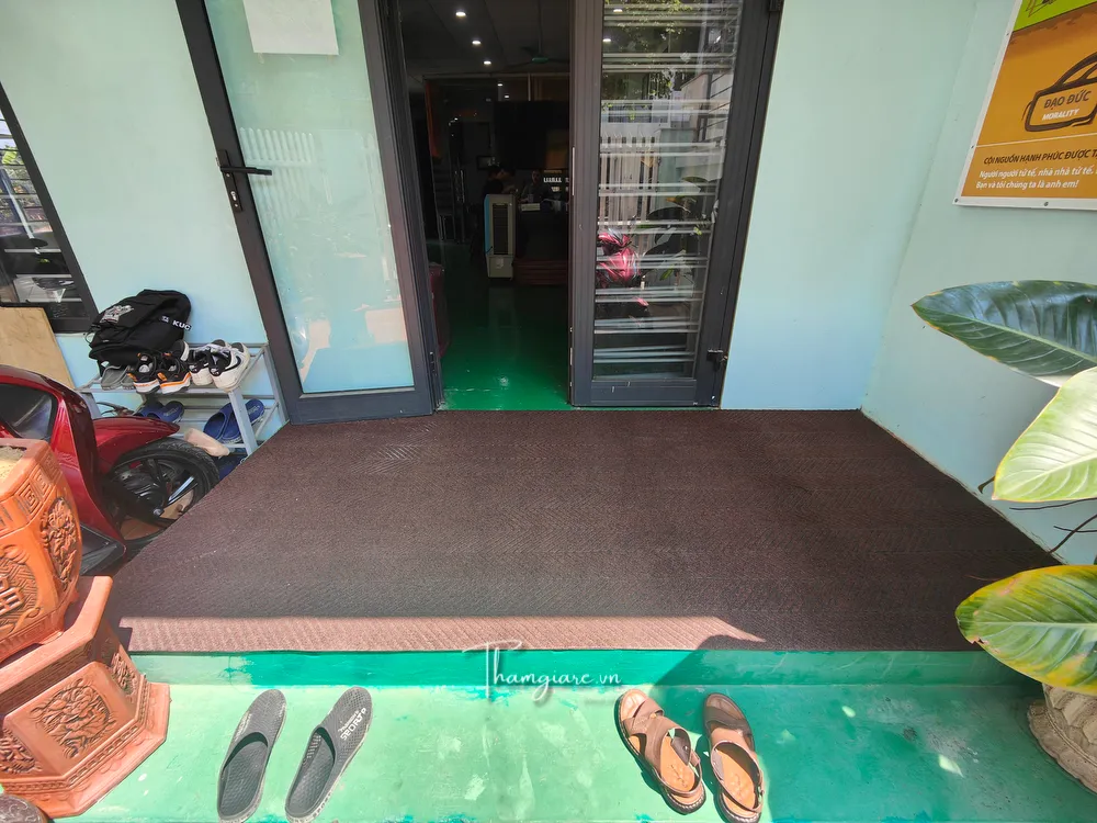 thảm chùi chân xương cá sử dụng trước cửa văn phòng