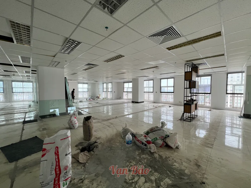 mặt bằng khi nhận bàn giao mới trát lại xong còn nhiều phế liệu