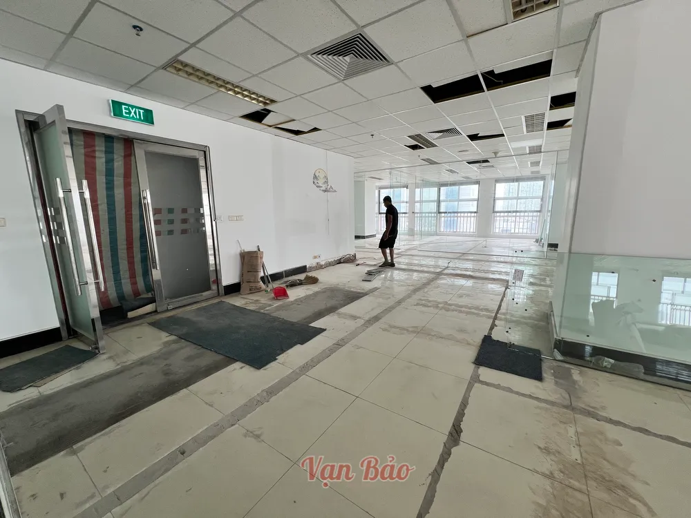 từ cửa chính bước vào chưa được ngăn vách kính