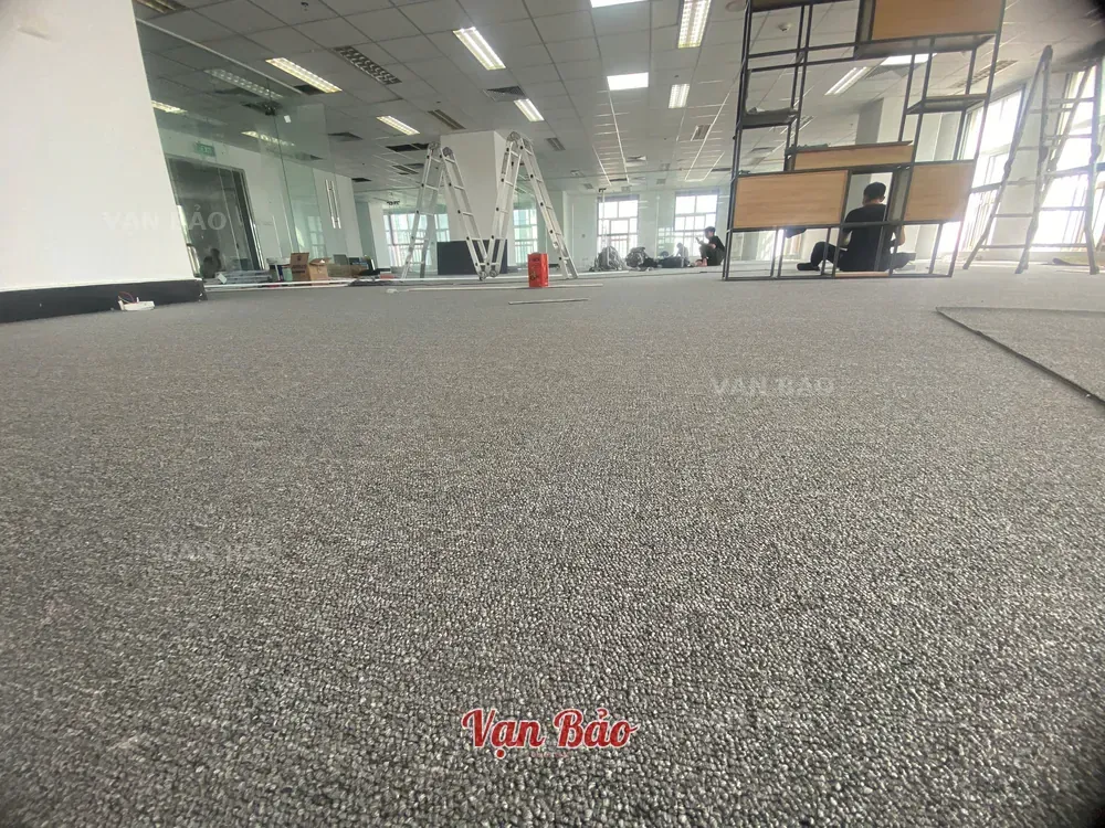 thảm được trải phối hợp cùng với bên điện, điều hòa và vách kính để kịp bàn giao cho chủ đầu tư
