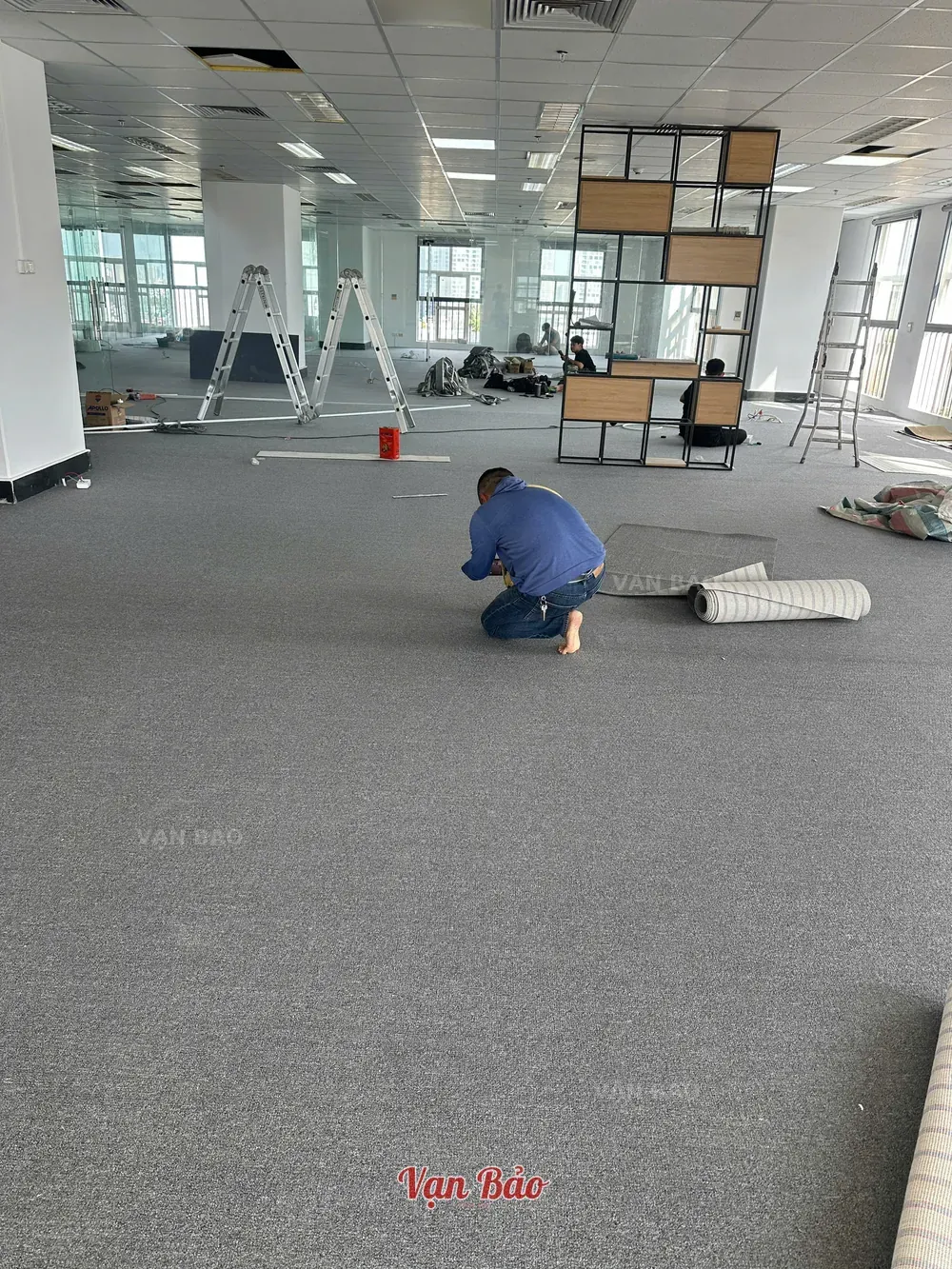 chụp lại hình ảnh công trình sau khi trải thảm xong báo cáo cho chủ đầu tư