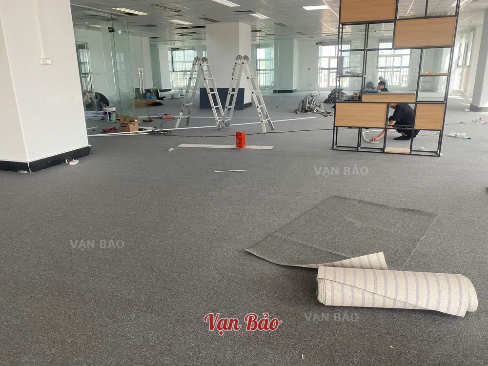 những tấm thảm nhỏ này là hao hụt trong quá trình thi công thảm, có thể ở những cột lớn giữa phòng