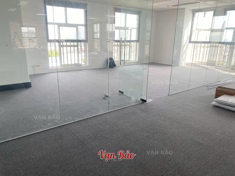 Vách kính đã dựng xong thì thảm trải vào thi công sát mép kính luôn